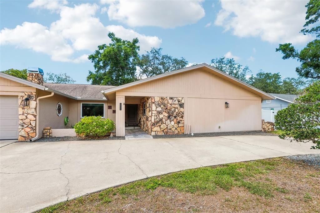 Activo con contrato: $975,000 (5 camas, 3 baños, 3367 Pies cuadrados)
