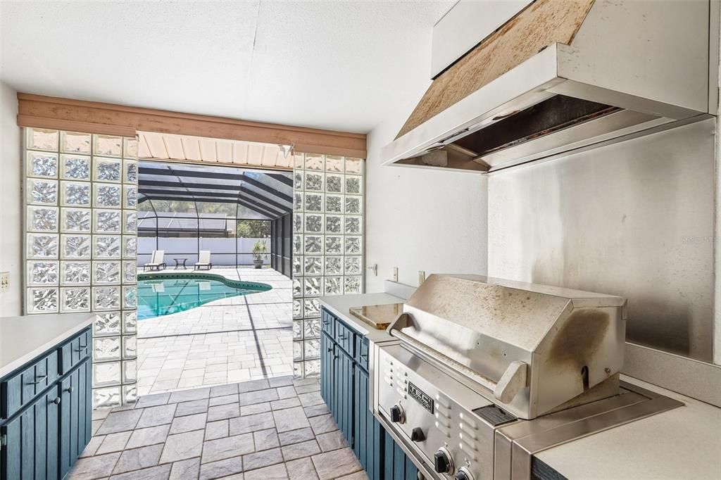 Activo con contrato: $975,000 (5 camas, 3 baños, 3367 Pies cuadrados)