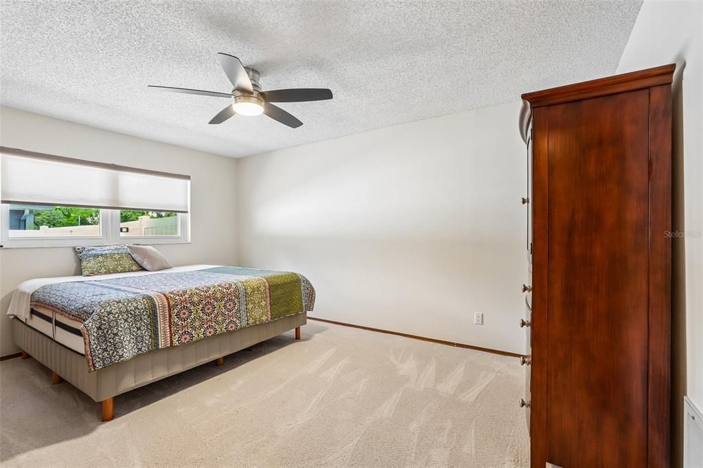 Activo con contrato: $975,000 (5 camas, 3 baños, 3367 Pies cuadrados)