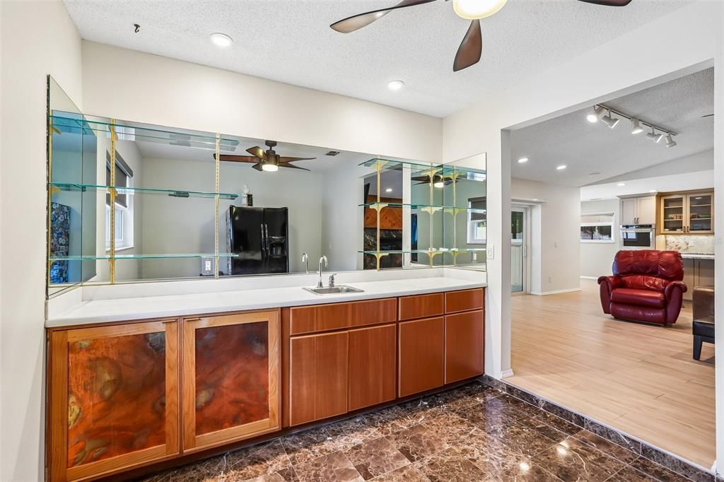 Activo con contrato: $975,000 (5 camas, 3 baños, 3367 Pies cuadrados)