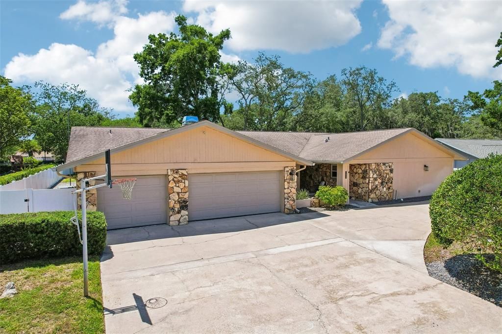 Activo con contrato: $975,000 (5 camas, 3 baños, 3367 Pies cuadrados)