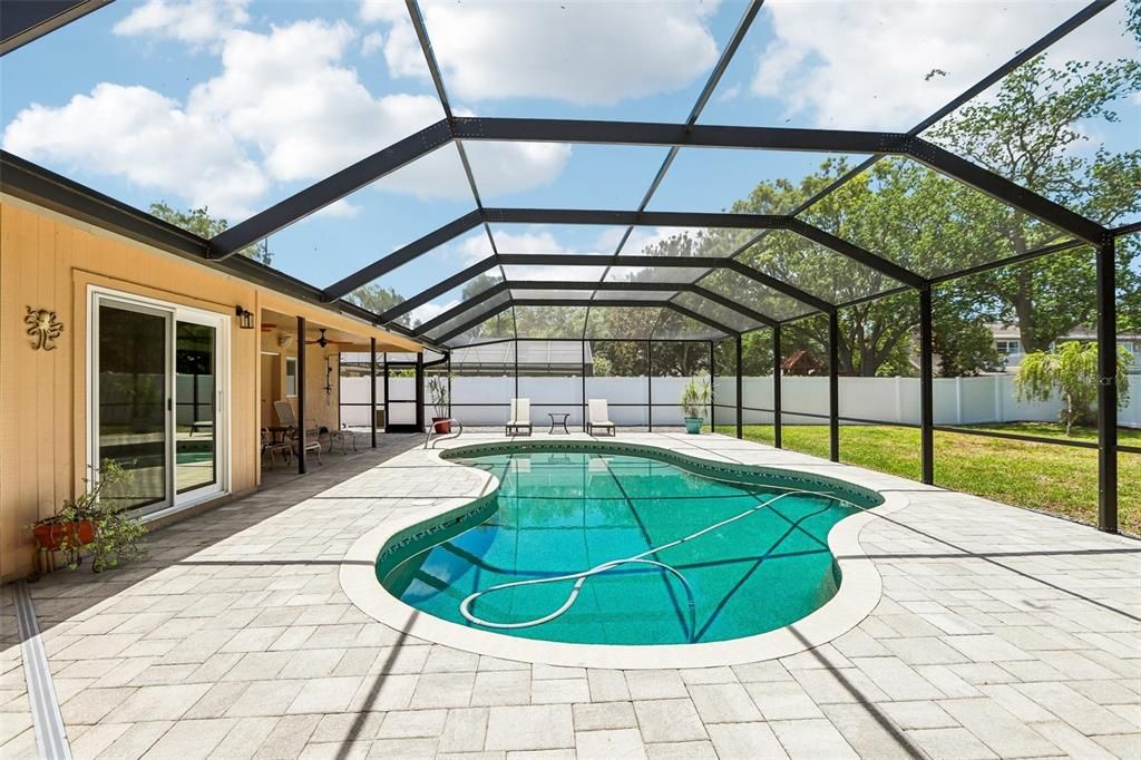 Activo con contrato: $975,000 (5 camas, 3 baños, 3367 Pies cuadrados)