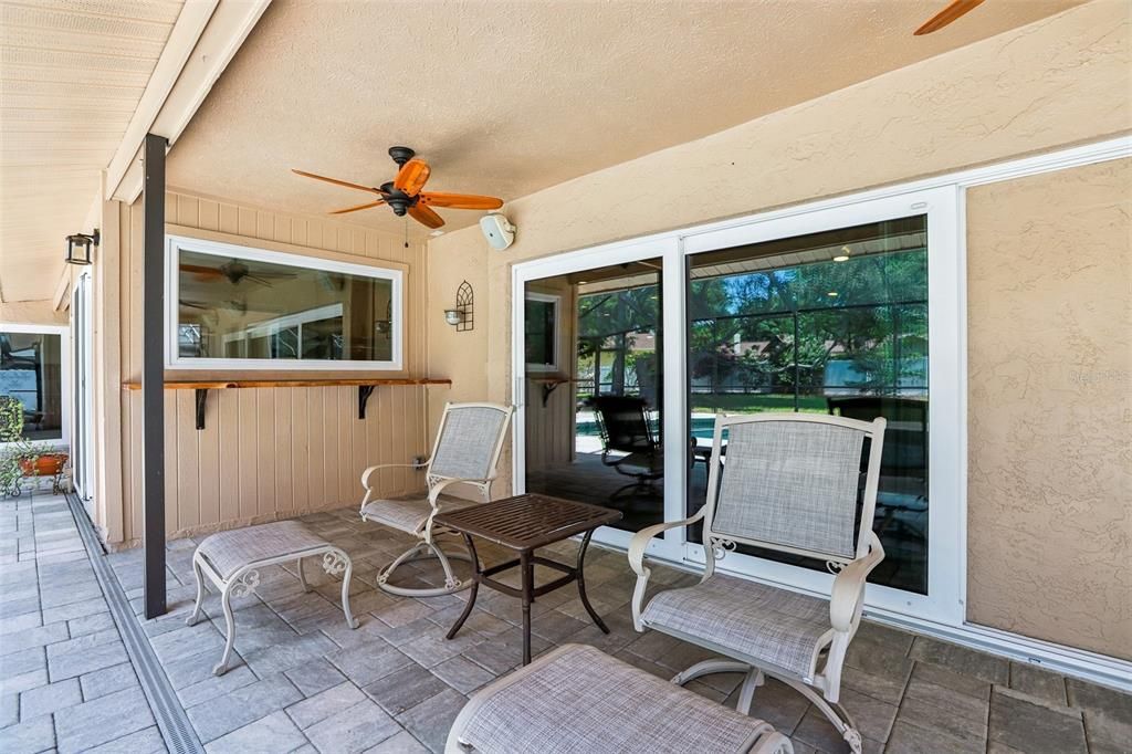Activo con contrato: $975,000 (5 camas, 3 baños, 3367 Pies cuadrados)