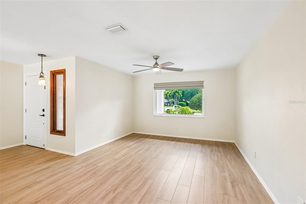 Activo con contrato: $975,000 (5 camas, 3 baños, 3367 Pies cuadrados)