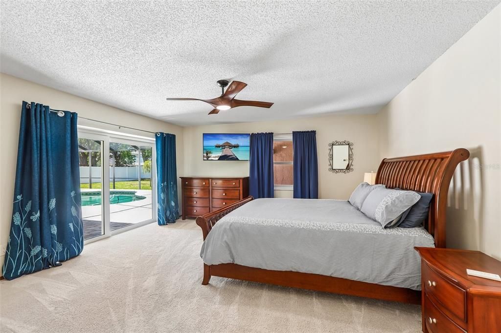 Activo con contrato: $975,000 (5 camas, 3 baños, 3367 Pies cuadrados)