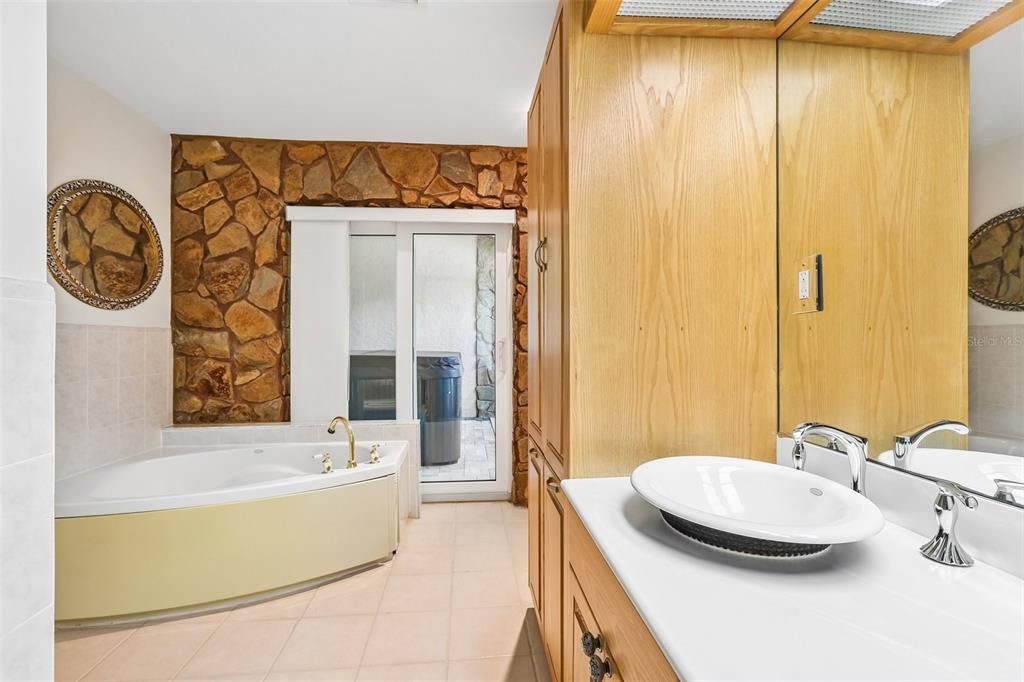 Activo con contrato: $975,000 (5 camas, 3 baños, 3367 Pies cuadrados)