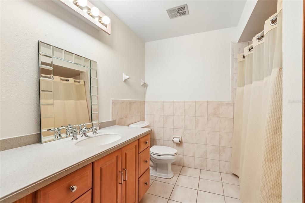 Activo con contrato: $975,000 (5 camas, 3 baños, 3367 Pies cuadrados)