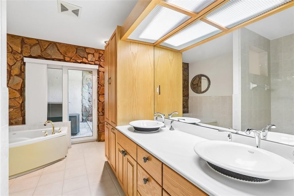Activo con contrato: $975,000 (5 camas, 3 baños, 3367 Pies cuadrados)