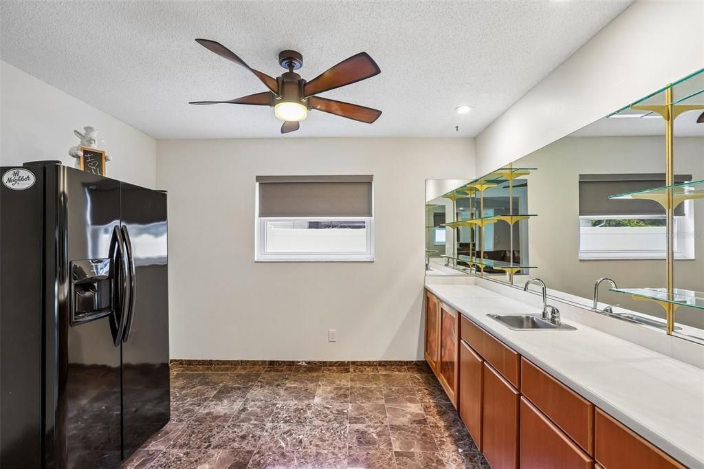 Activo con contrato: $975,000 (5 camas, 3 baños, 3367 Pies cuadrados)