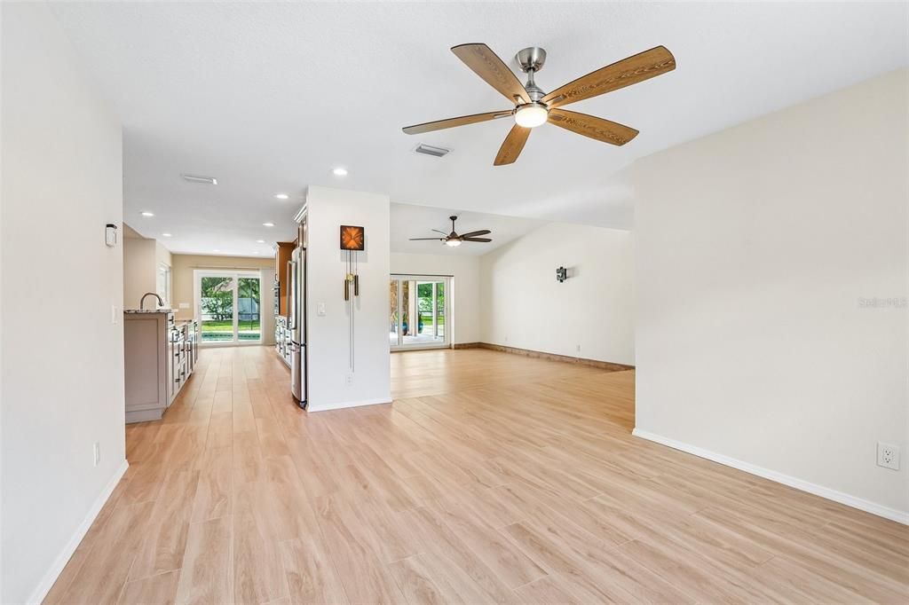 Activo con contrato: $975,000 (5 camas, 3 baños, 3367 Pies cuadrados)
