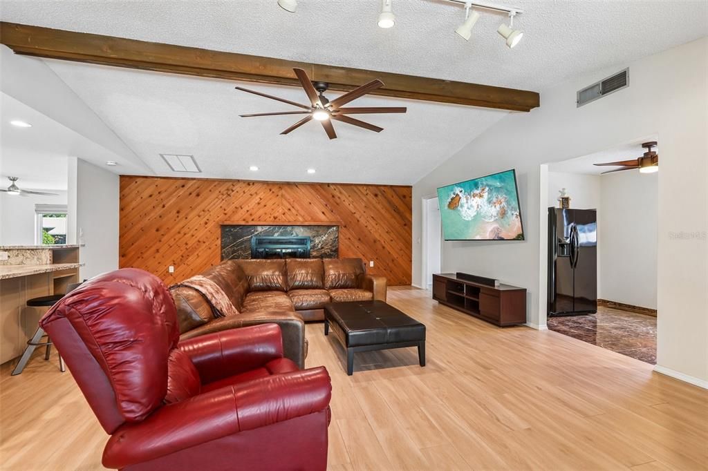 Activo con contrato: $975,000 (5 camas, 3 baños, 3367 Pies cuadrados)