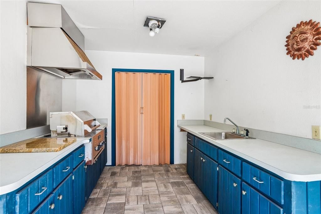 Activo con contrato: $975,000 (5 camas, 3 baños, 3367 Pies cuadrados)