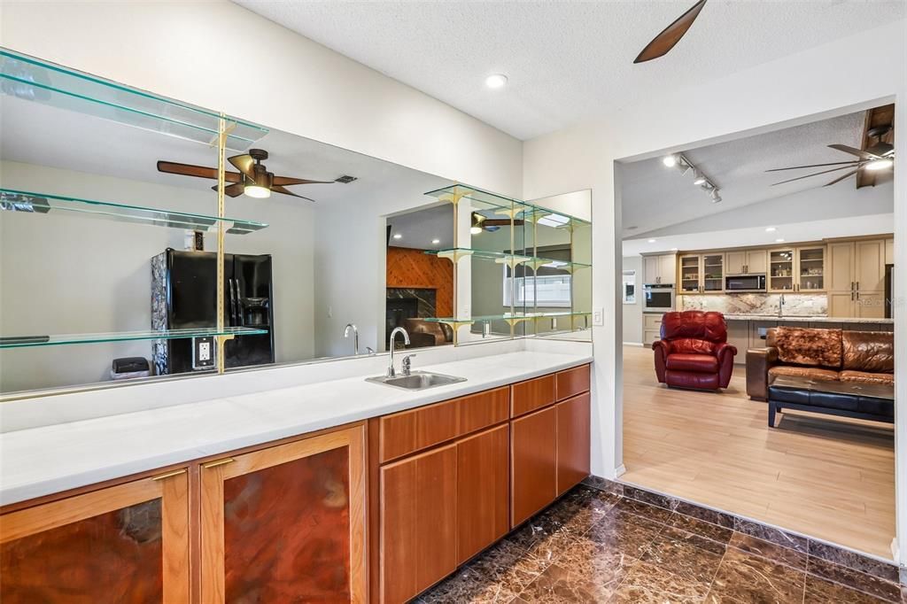 Activo con contrato: $975,000 (5 camas, 3 baños, 3367 Pies cuadrados)