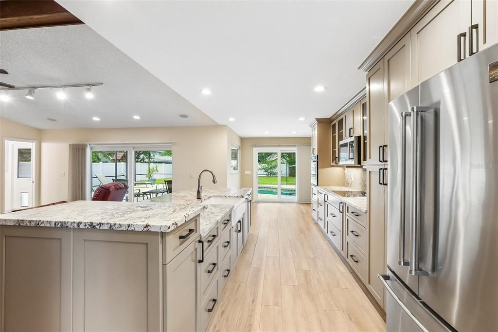 Activo con contrato: $975,000 (5 camas, 3 baños, 3367 Pies cuadrados)