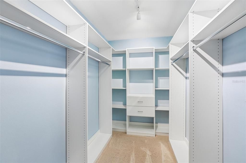 Activo con contrato: $975,000 (5 camas, 3 baños, 3367 Pies cuadrados)