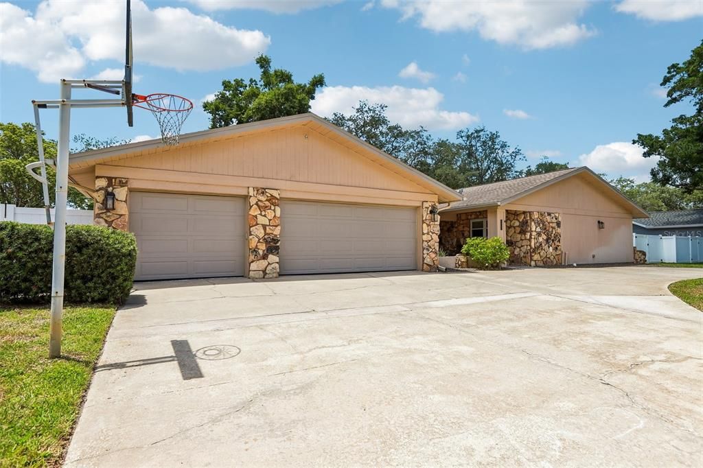 Activo con contrato: $975,000 (5 camas, 3 baños, 3367 Pies cuadrados)