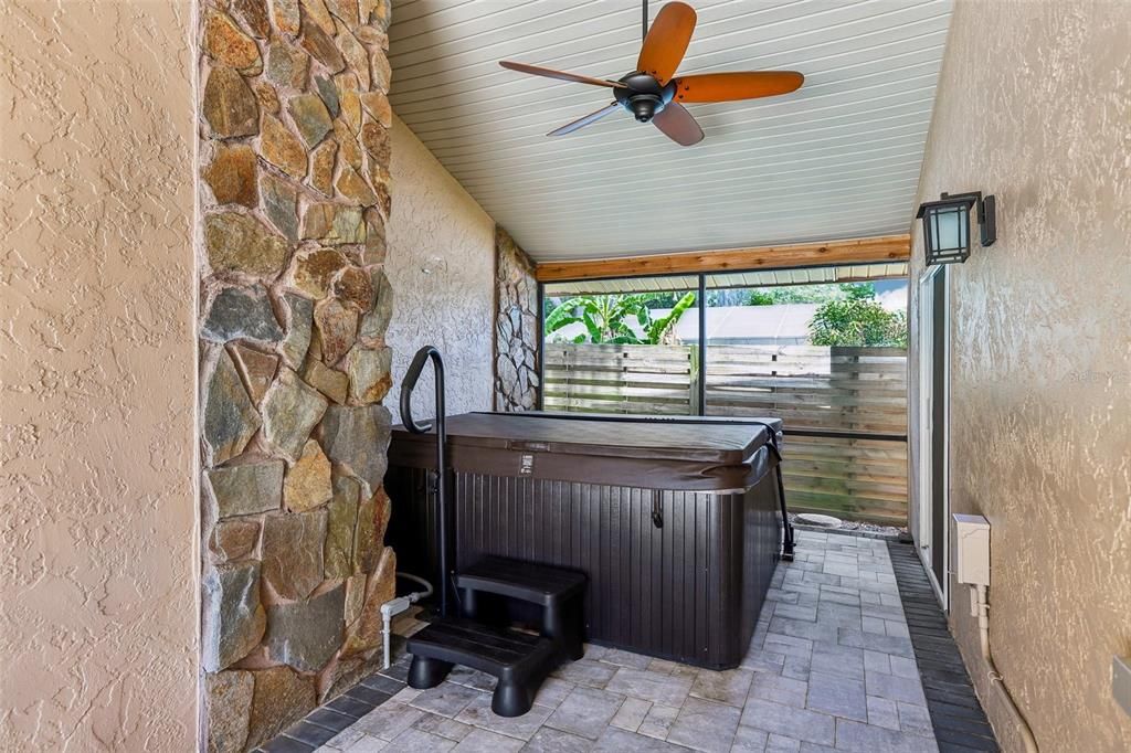 Activo con contrato: $975,000 (5 camas, 3 baños, 3367 Pies cuadrados)