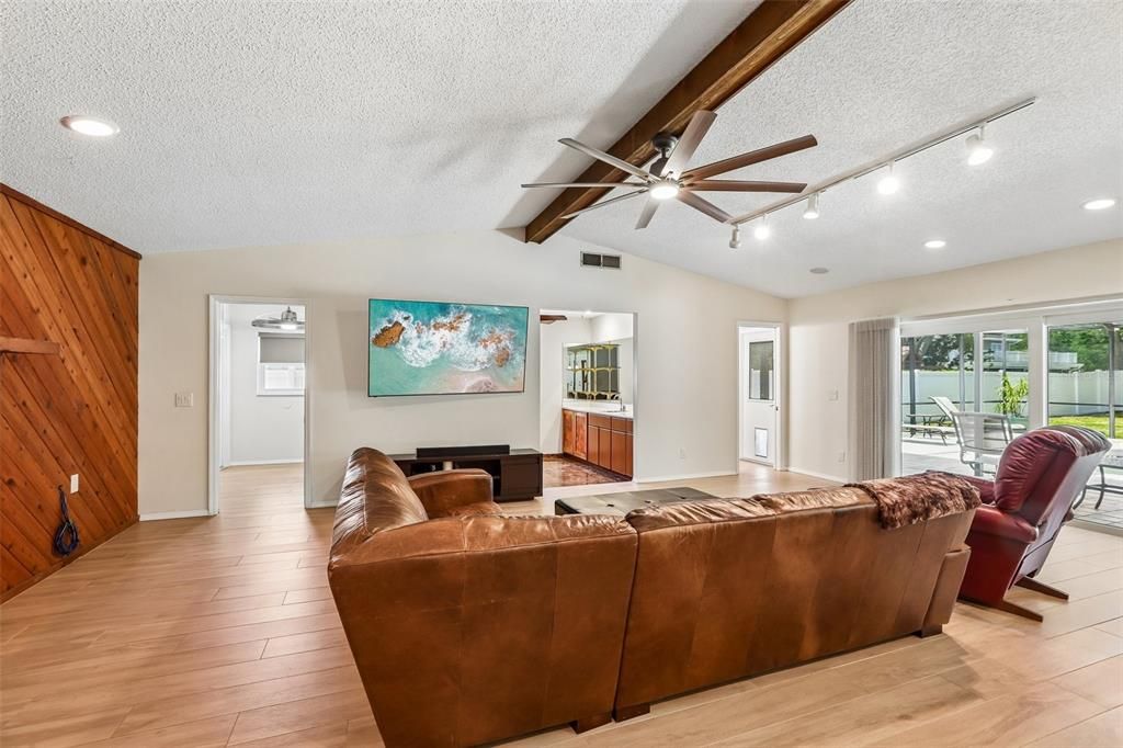 Activo con contrato: $975,000 (5 camas, 3 baños, 3367 Pies cuadrados)