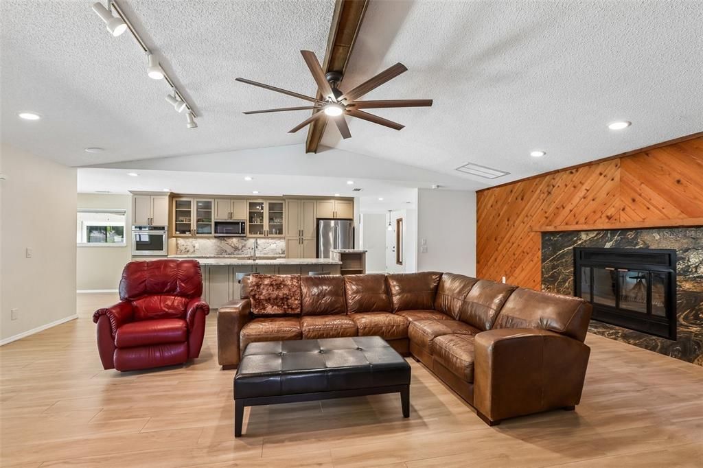 Activo con contrato: $975,000 (5 camas, 3 baños, 3367 Pies cuadrados)