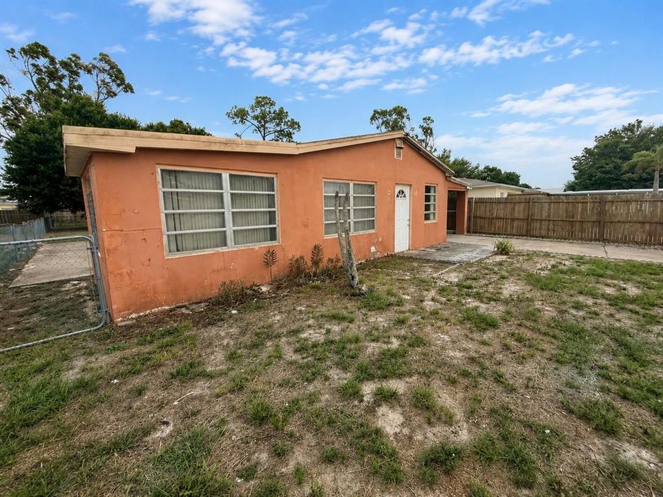 For Sale: $110,000 (2 beds, 1 baths, 814 Square Feet)
