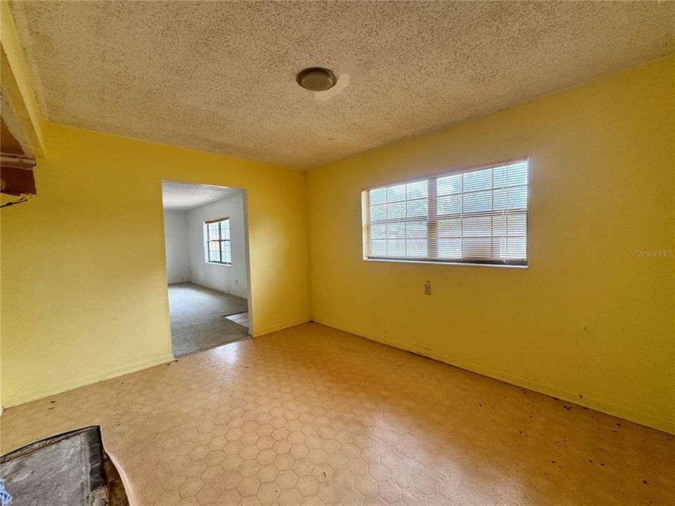 На продажу: $125,000 (2 спален, 1 ванн, 1184 Квадратных фут)