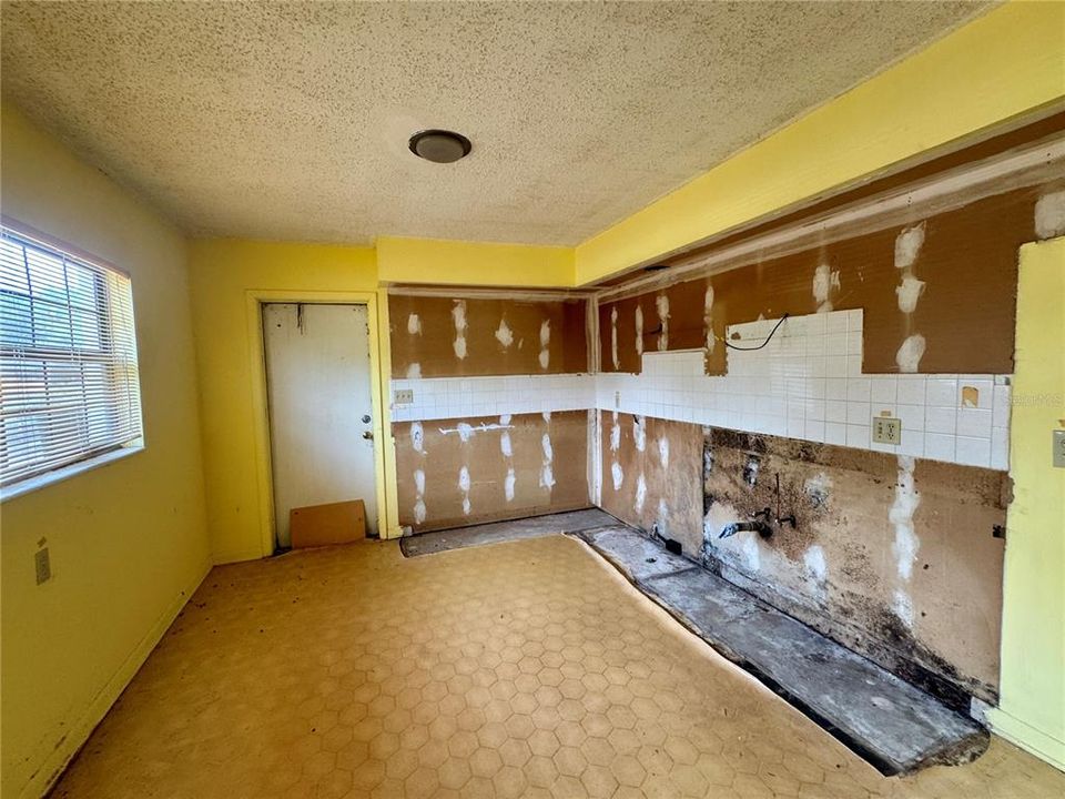 На продажу: $125,000 (2 спален, 1 ванн, 1184 Квадратных фут)