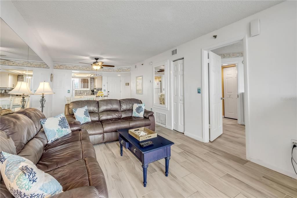 For Sale: $575,000 (2 beds, 2 baths, 871 Square Feet)