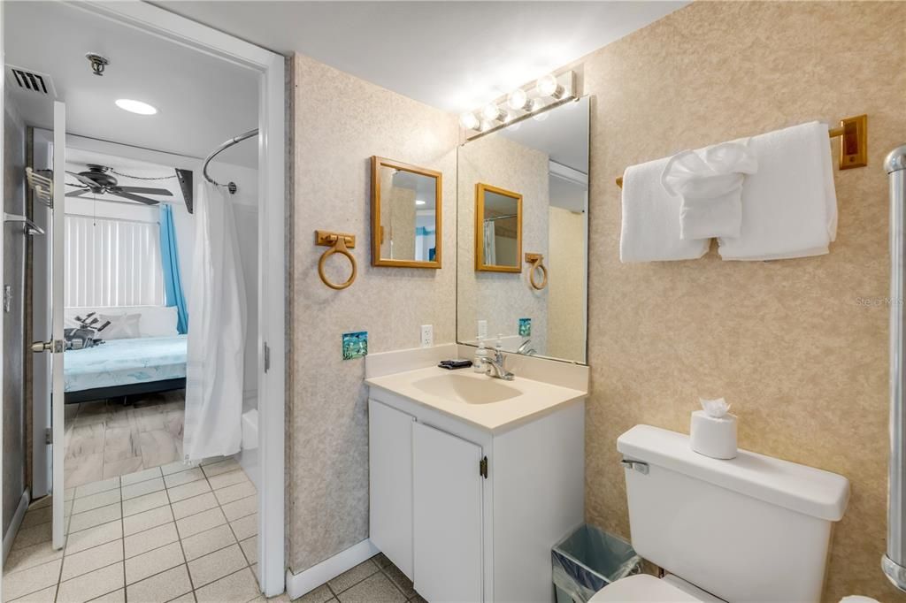 For Sale: $575,000 (2 beds, 2 baths, 871 Square Feet)