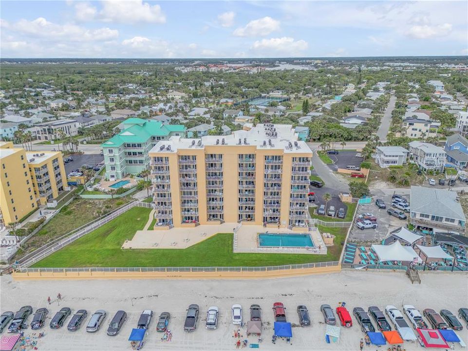 For Sale: $575,000 (2 beds, 2 baths, 871 Square Feet)