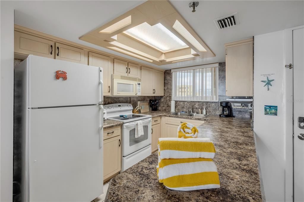 For Sale: $575,000 (2 beds, 2 baths, 871 Square Feet)