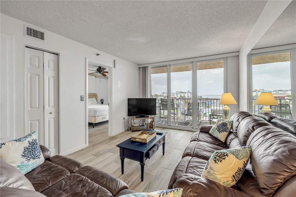 For Sale: $575,000 (2 beds, 2 baths, 871 Square Feet)