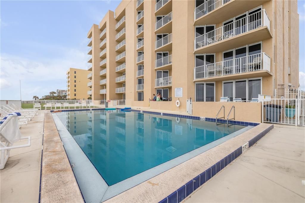 For Sale: $575,000 (2 beds, 2 baths, 871 Square Feet)