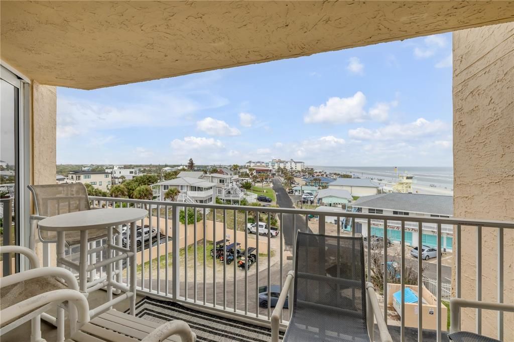 For Sale: $575,000 (2 beds, 2 baths, 871 Square Feet)