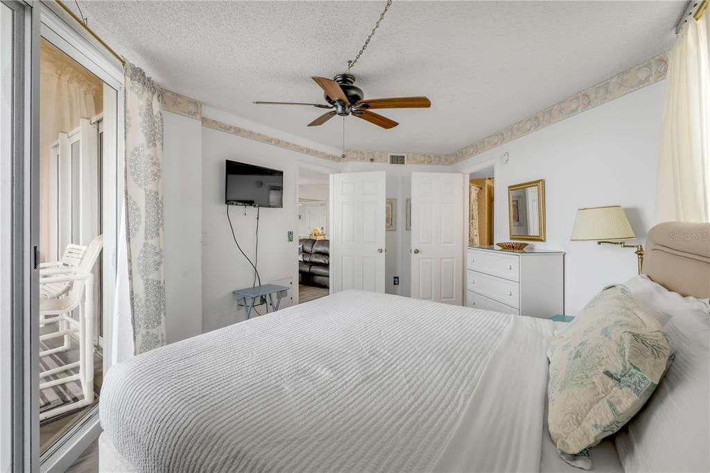 For Sale: $575,000 (2 beds, 2 baths, 871 Square Feet)