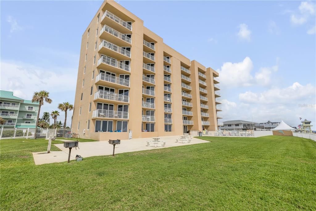 For Sale: $575,000 (2 beds, 2 baths, 871 Square Feet)