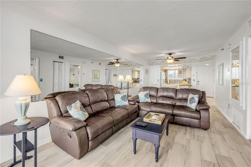 For Sale: $575,000 (2 beds, 2 baths, 871 Square Feet)