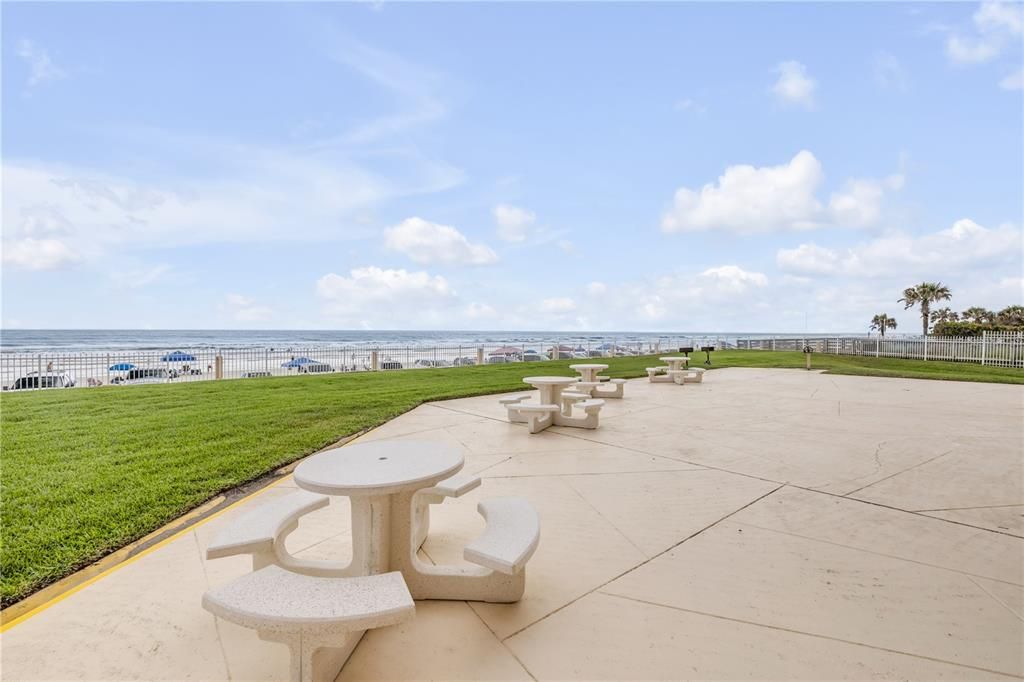 For Sale: $575,000 (2 beds, 2 baths, 871 Square Feet)