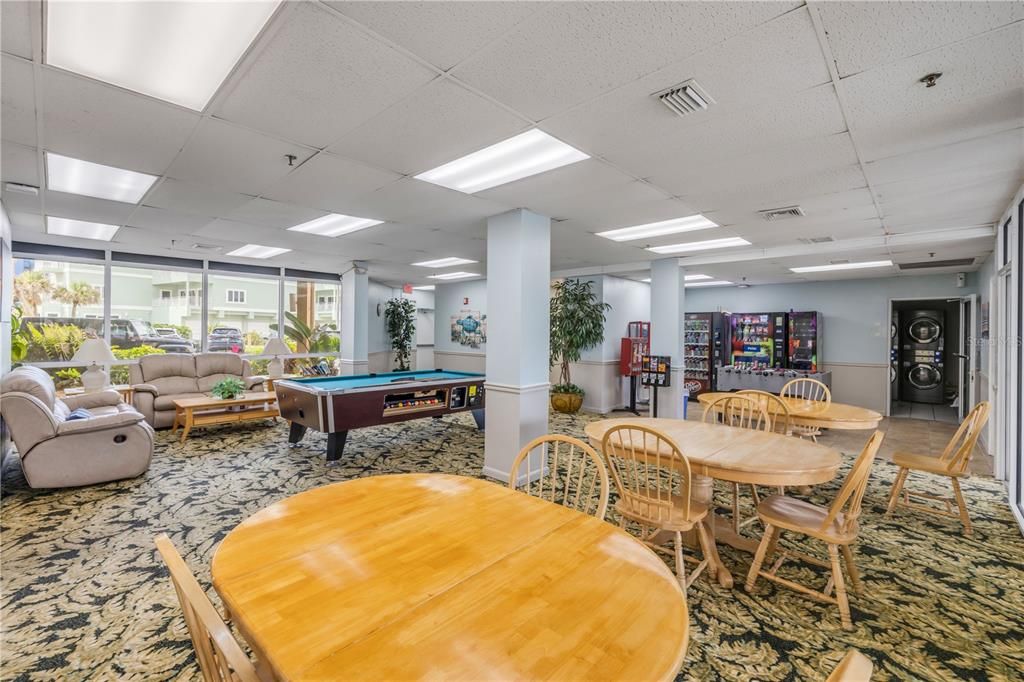 For Sale: $575,000 (2 beds, 2 baths, 871 Square Feet)