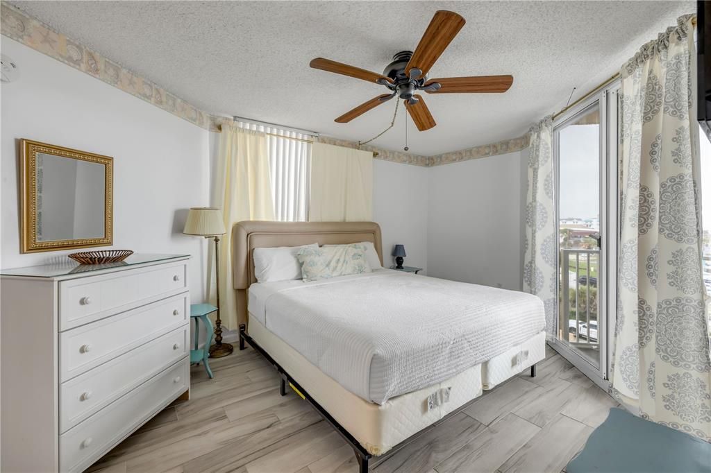 For Sale: $575,000 (2 beds, 2 baths, 871 Square Feet)