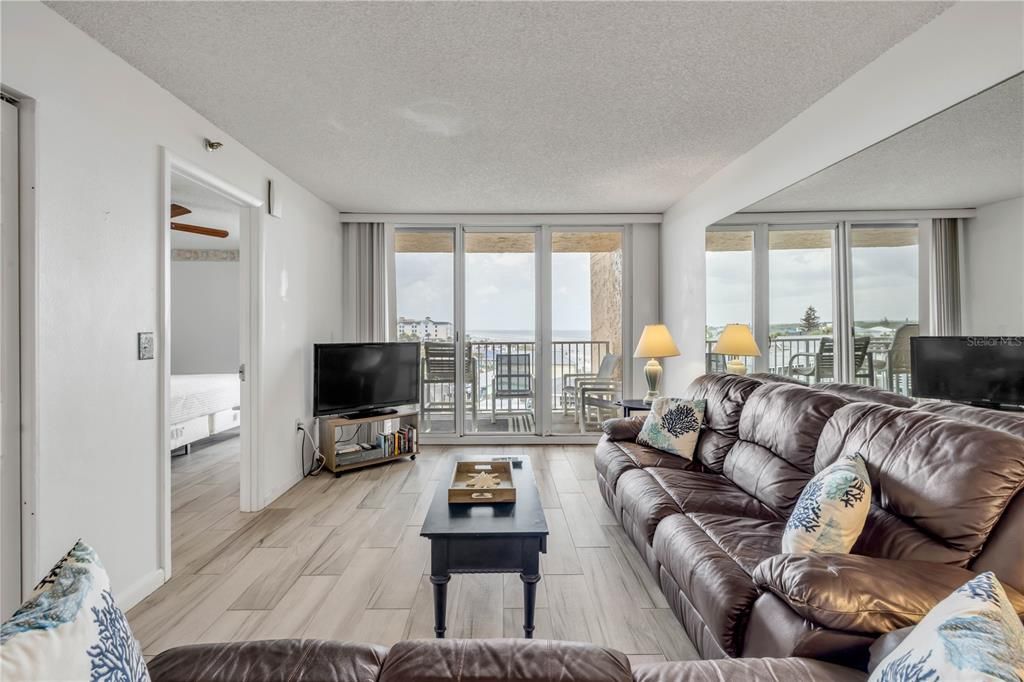 For Sale: $575,000 (2 beds, 2 baths, 871 Square Feet)