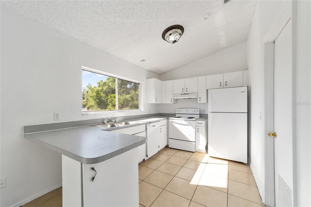 For Rent: $1,650 (3 beds, 2 baths, 1128 Square Feet)