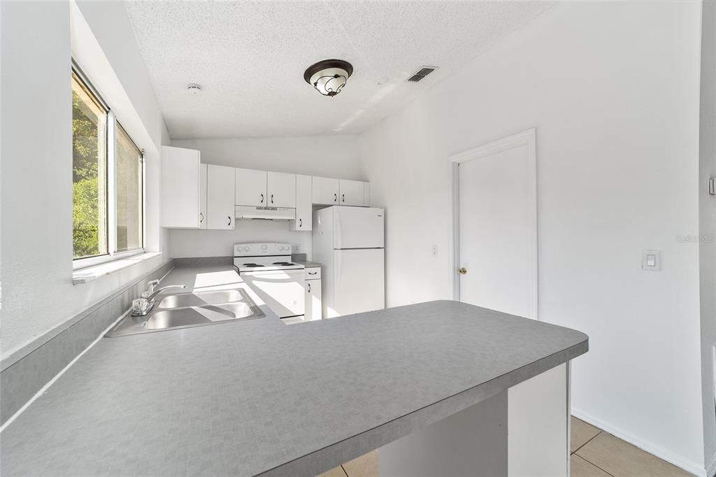 For Rent: $1,650 (3 beds, 2 baths, 1128 Square Feet)