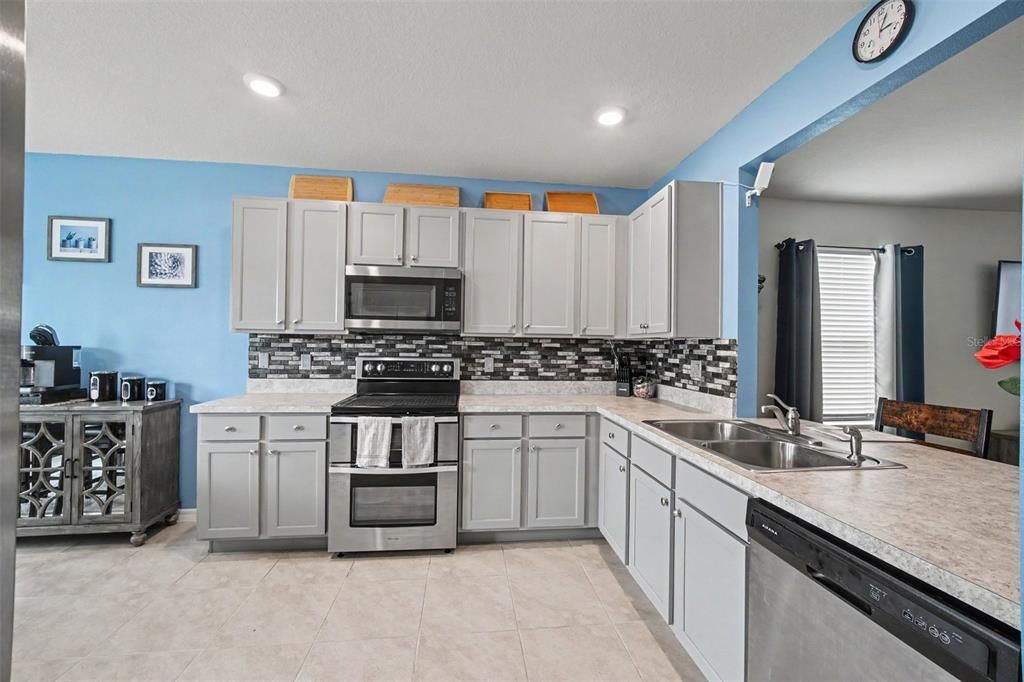 For Sale: $325,000 (3 beds, 2 baths, 1719 Square Feet)