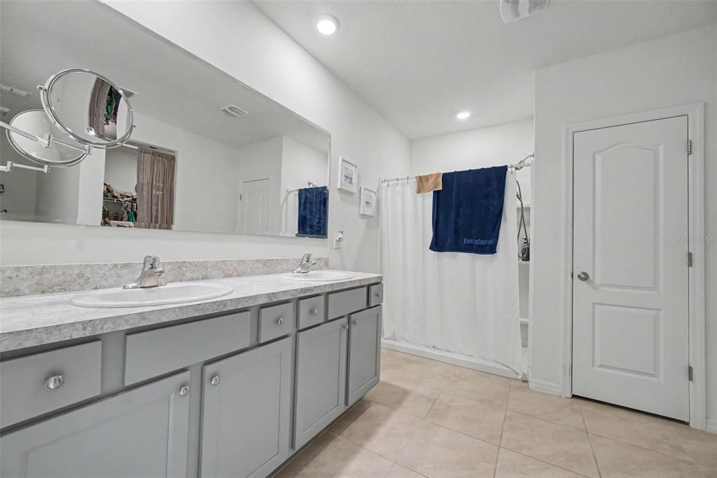 For Sale: $325,000 (3 beds, 2 baths, 1719 Square Feet)