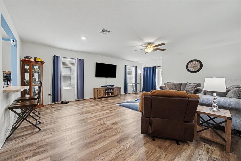 For Sale: $325,000 (3 beds, 2 baths, 1719 Square Feet)