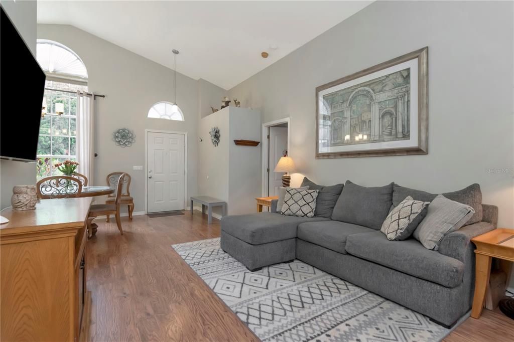 Activo con contrato: $419,900 (3 camas, 2 baños, 1654 Pies cuadrados)