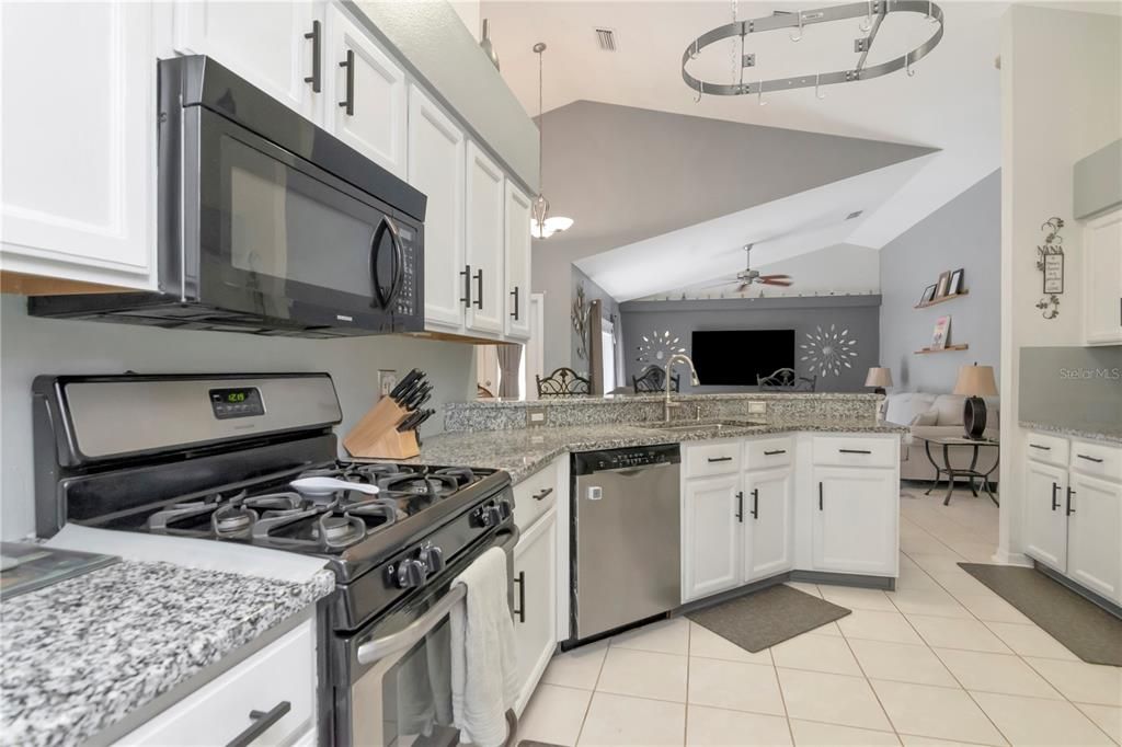 Activo con contrato: $419,900 (3 camas, 2 baños, 1654 Pies cuadrados)
