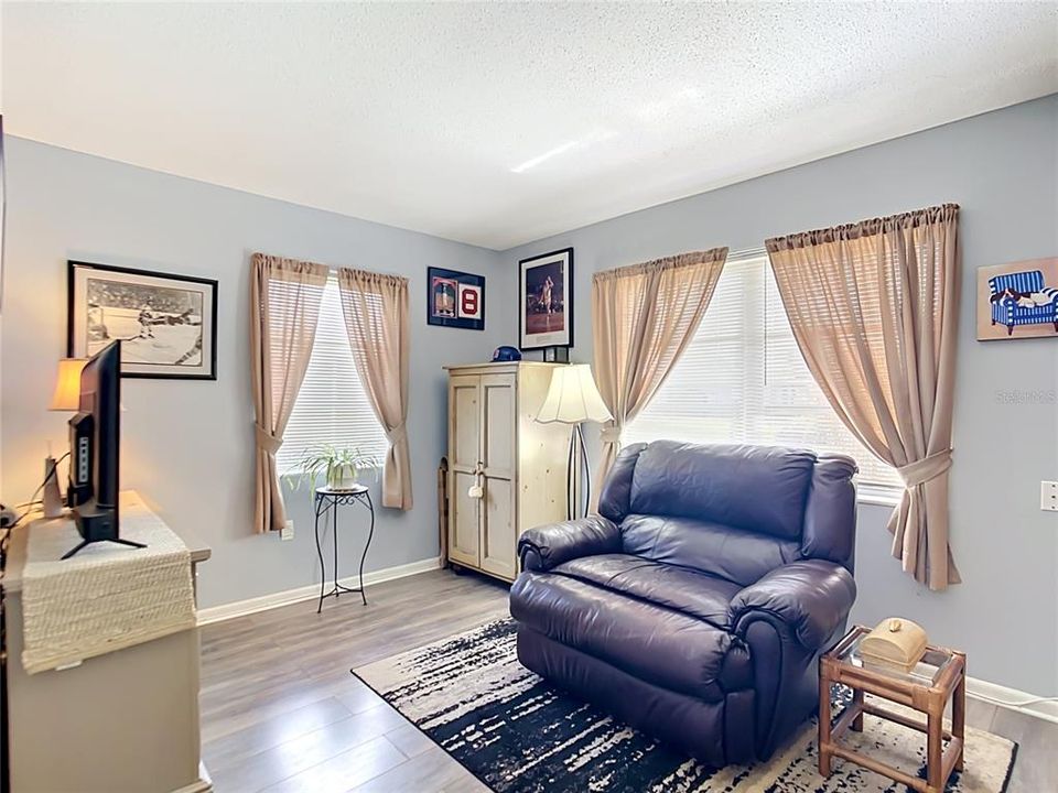 For Sale: $219,000 (2 beds, 2 baths, 930 Square Feet)