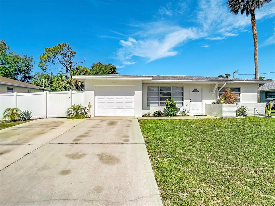 For Sale: $219,000 (2 beds, 2 baths, 930 Square Feet)