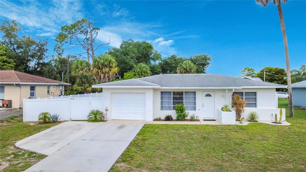 For Sale: $219,000 (2 beds, 2 baths, 930 Square Feet)